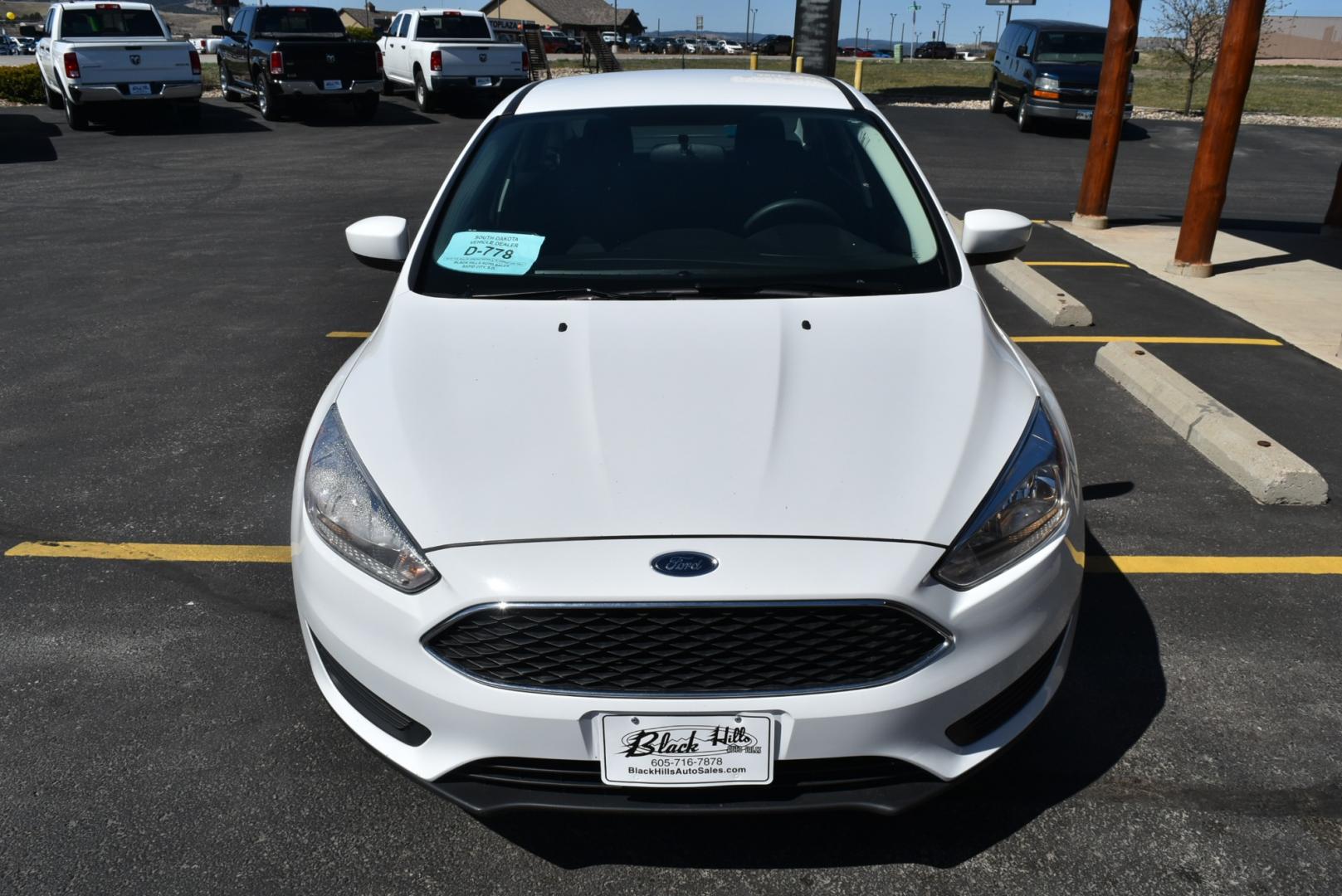 2018 White /Black Ford Focus SE (1FADP3F22JL) with an 2.0L I-4 GDI TI-VCT engine, 6-Speed Powershift Automatic transmission, located at 1600 E Hwy 44, Rapid City, SD, 57703, (605) 716-7878, 44.070232, -103.171410 - Photo#1